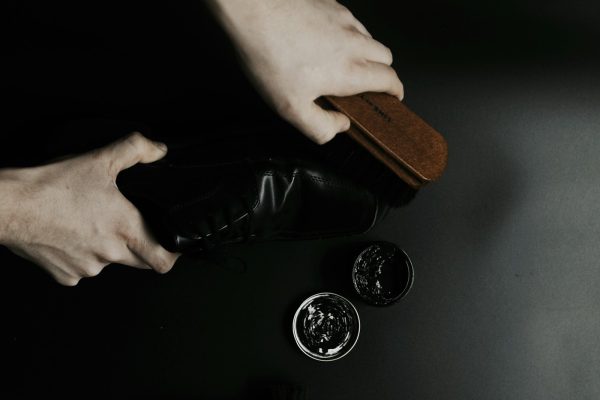 Замшеве взуття після дощу: сушіння, підняття ворсу й видалення сольових слідів
