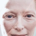 Тільда Свінтон і андрогінний стиль: архітектурний крій, колір та співпраця з дизайнерами